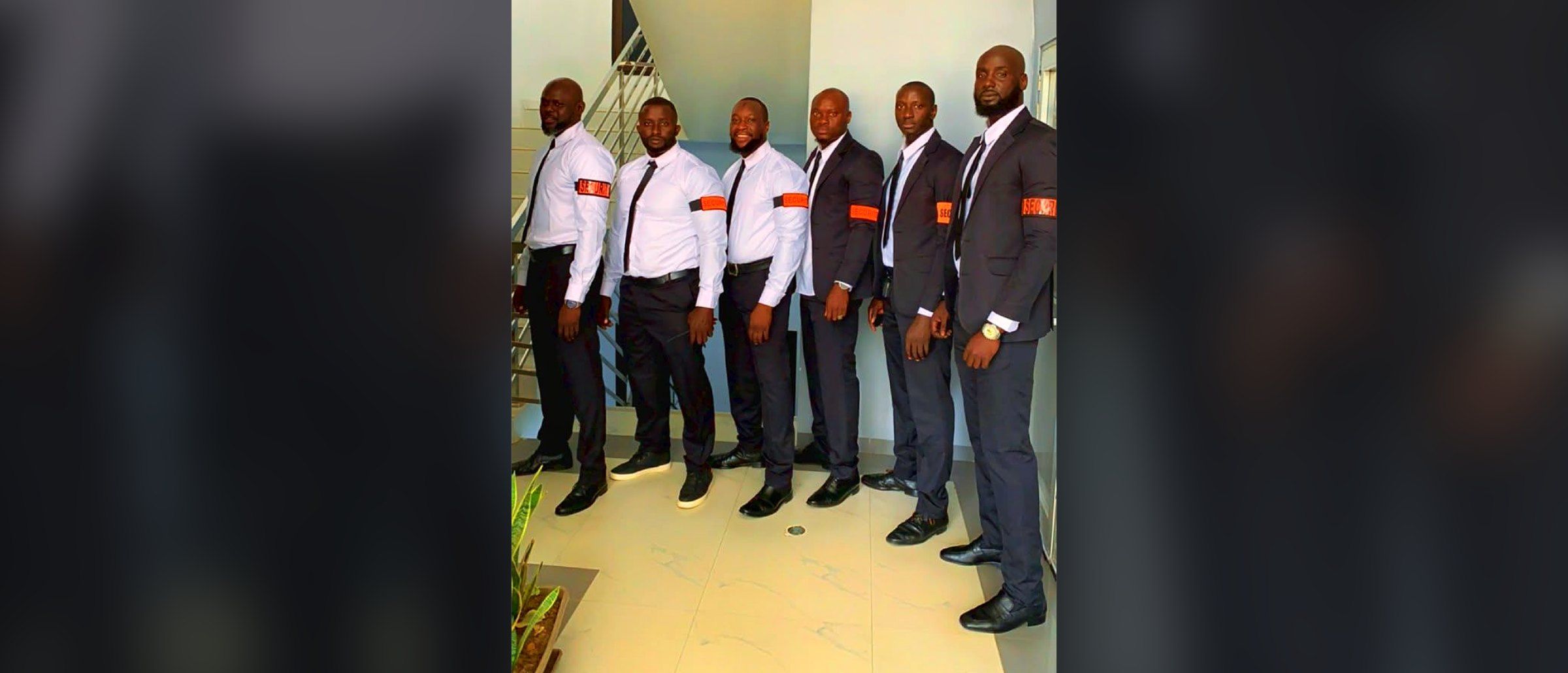 Agents d'Ous Vision Sécurité en tenue, brassard SECURITE au bras, dans les locaux de l'agence