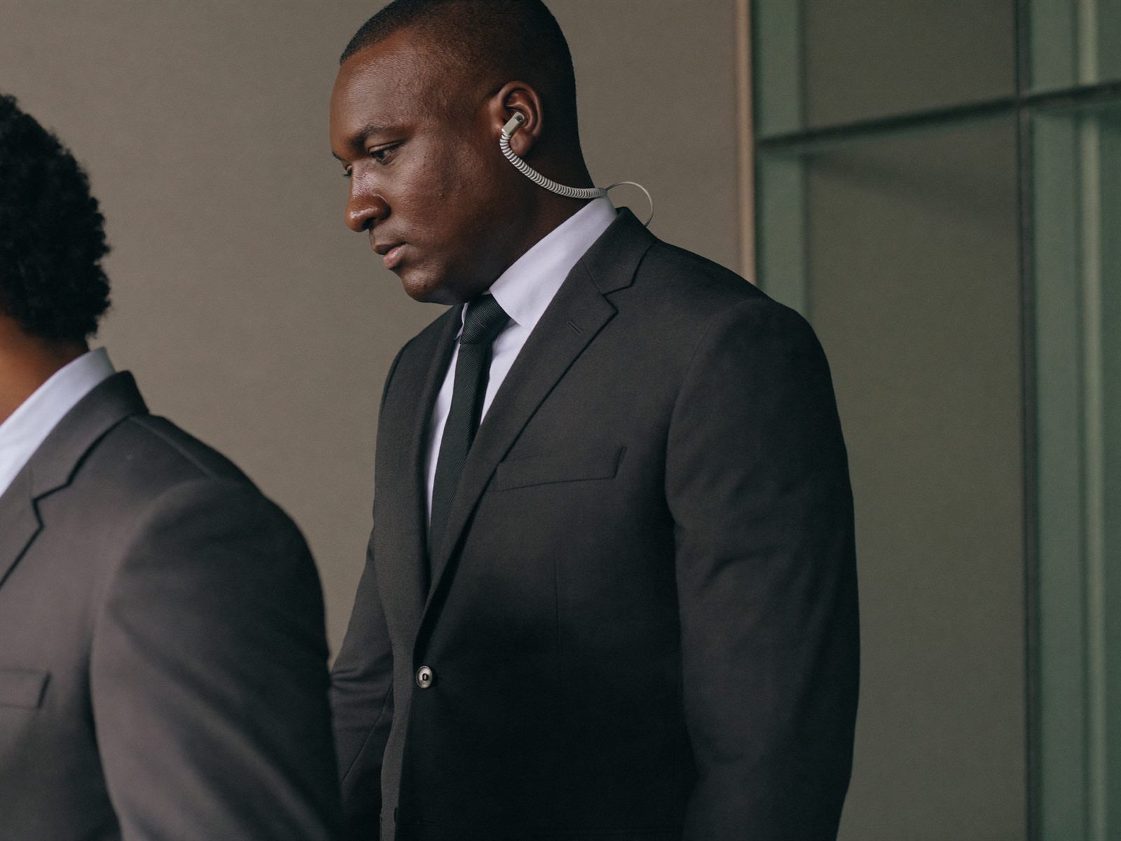 Illustration générée par IA : Agent de protection rapprochée accompagnant un dirigeant